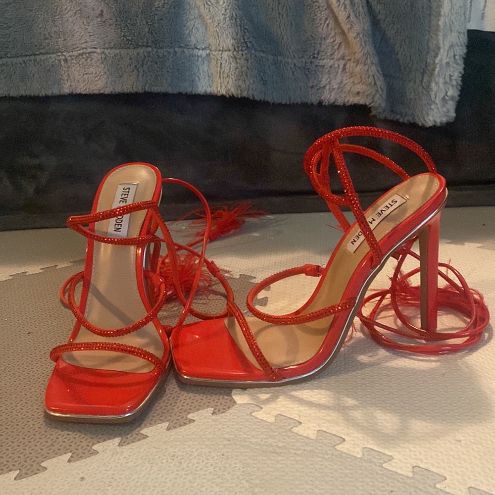 Size 7.5 Steve Madden lace up feather heels